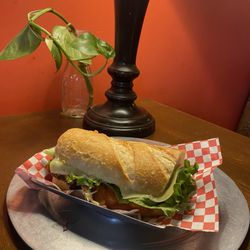 La Buena Mesa Bistro Bar - Medio panino de pechuga parmesana
