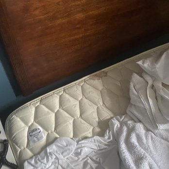 Residence Inn Milwaukee Downtown - Blood on mattress, dirty sheets - Hotels Near Me - Milwaukee, Wisconsin Residence Inn Milwaukee Downtown - Blood on mattress, dirty sheets - Hotels Near Me - Milwaukee, Wisconsin