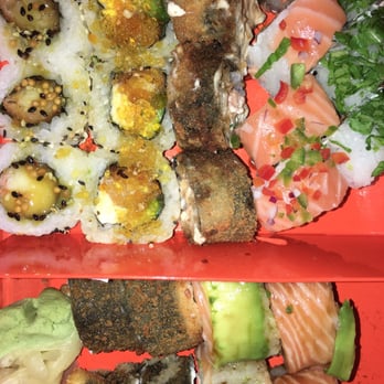 Bora Sushi - Combo Star + Mitad Tifón y Hot Philadelphia - Sushi Bars Near Me - Buenos Aires, C