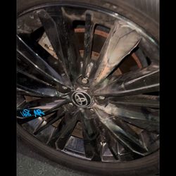Atlantic Toyota - asi me entragaron mi carro con el aro de la goma  dañado y asi se lo pusieron y no me notificaron del daño aun no  responden