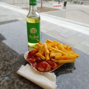 King's Snack - Kleines Frohnauer. Nach dem Umbau des Ludolfinger Platzes hat man nun prima Terrassenplätze - Curry Sausage Near Me - Berlin, BE