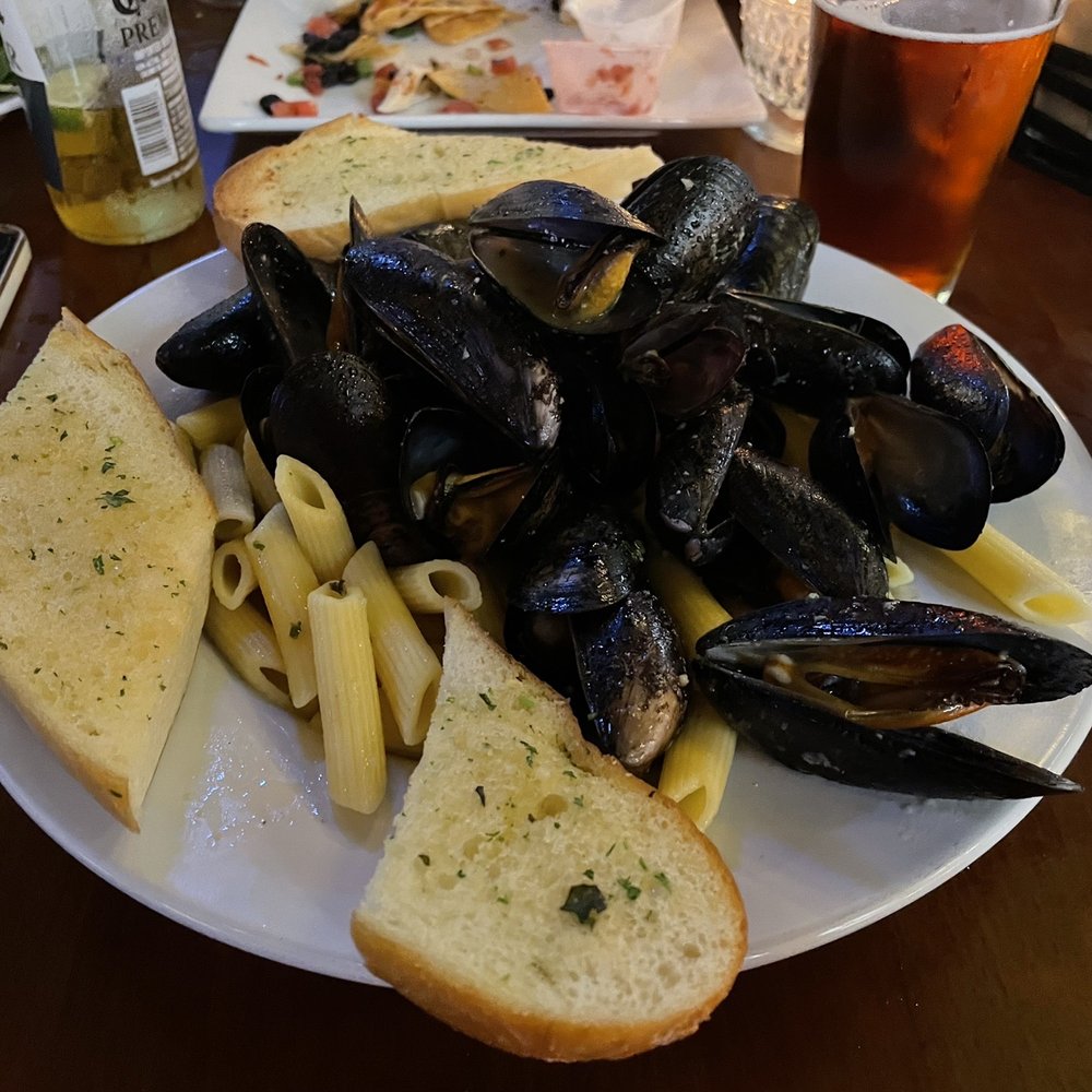Mussels with pasta and garlic sauce Mussels with pasta and garlic sauce