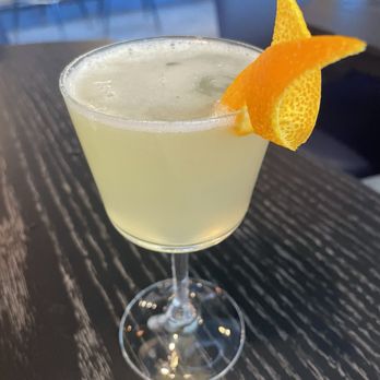 Drink Well - The "all that glitters." Again the glass is a little small, but the drink itself is unique and tasty. :) - Gastropubs Near Me - Austin, Texas