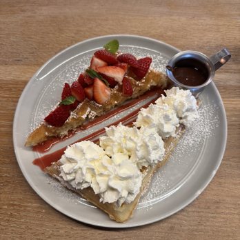 Nero Waffles - Fraise et Chocolat waffle - Waffles Near Me - Vancouver, British Columbia Nero Waffles - Fraise et Chocolat waffle - Waffles Near Me - Vancouver, British Columbia