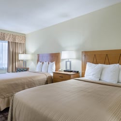 Quality Inn & Suites Northampton- Amherst - Room with two double beds