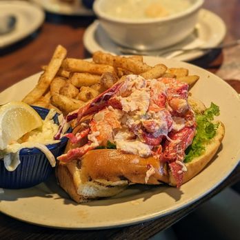 Boston Sail Loft - New England Lobster Roll - Bars Near Me - Boston, Massachusetts