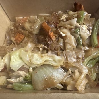 Chetuphon Thai Bistro - Drunken noodles with chicken - Thai Near Me - Napa, California Chetuphon Thai Bistro - Drunken noodles with chicken - Thai Near Me - Napa, California
