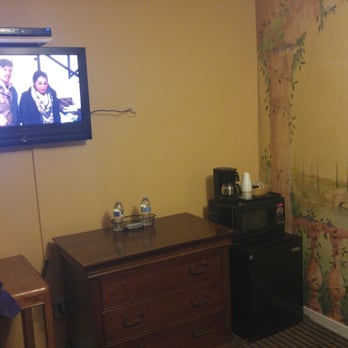 Chardonnay Lodge - Ugly dark room with a crappy TV. - Guest Houses Near Me - Napa, California Chardonnay Lodge - Ugly dark room with a crappy TV. - Guest Houses Near Me - Napa, California