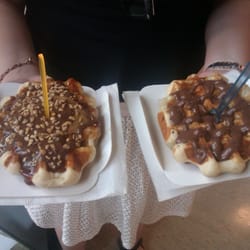 Waffle Factory - Gaufre de liège Snickers (caramel, beurre de cacahuète, Nutella et pralinés) à gauche, gaufre de liège au Nutella à droite.
