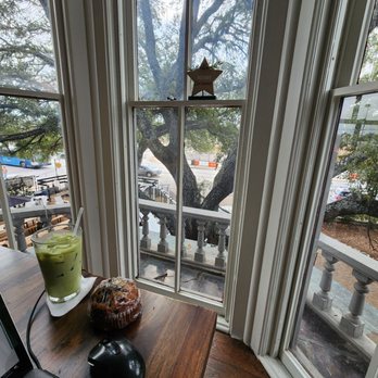 Freddo Atx - Huge bright windows - Coffee & Tea Near Me - Austin, Texas