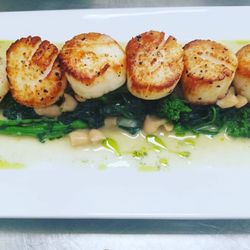 Nana's Kitchen - Seared diver scallops o/spinach & canellini beans