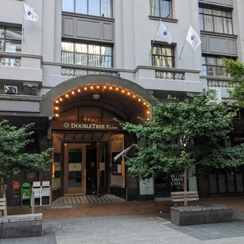 DoubleTree by Hilton Wellington - Entrance to the DoubleTree by Hilton Wellington - Hotels Near Me - Wellington, WGN