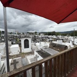 Taqueria Los Tres Chiflados - Cementerio de Fondo en el segundo nivel