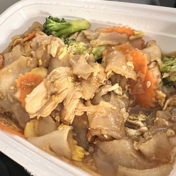 Thai 9 - Pad See Ew Chicken - Thai Near Me - Lincoln, New Hampshire