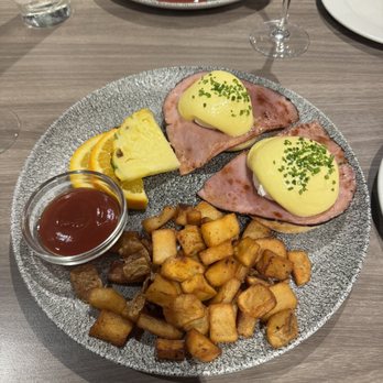Basalt - Eggs Benedict - New American Near Me - Honolulu, Hawaii