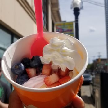 Berry Fresh Frozen Yogurt - Vanilla strawberry frozen yogurt - Ice Cream & Frozen Yogurt Near Me - Pittsburgh, Pennsylvania Berry Fresh Frozen Yogurt - Vanilla strawberry frozen yogurt - Ice Cream & Frozen Yogurt Near Me - Pittsburgh, Pennsylvania