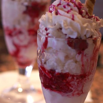 Pizzeria Toscana - Gelato con Lamponi - Pizzeria Toscana - Italian Near Me - Elgin, MRY