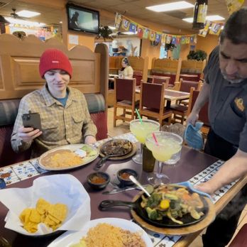 El Agave Mexican Restaurant - Steak Fajitas, Vegetarian Fajitas [totally VEGAN & gluten free!!!], & Margaritas on the Rocks delivered by Alfonzo himself!!! - Mexican Near Me - Bellingham, Washington