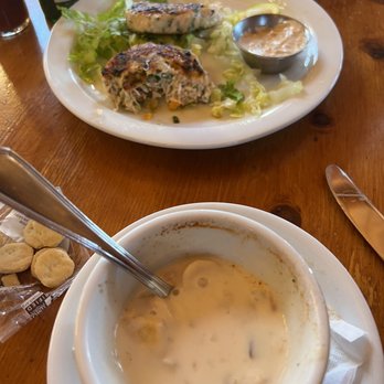 Oros Fireside Restaurant - Clam chowder and crab cakes - American Near Me - Cannon Beach, Oregon
