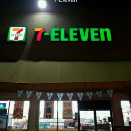the front of a 7 - eleven restaurant