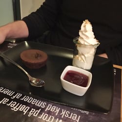 Jensens Bøfhus - Chokoladekage med flydende kerne - jeg var ikke så fan, dog var min kæreste