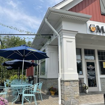 Mariannas - the outside of a restaurant with tables and umbrellas - Coffee & Tea Near Me - Trumbull, Connecticut