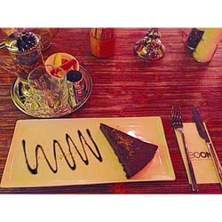 Boon Cafe & Restaurant - Çikolatalı kek ve Elmalı - Tarçınlı çay