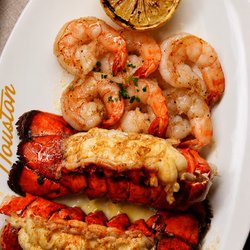 Été & homard, le duo parfait pour la terrasse. 

Summer & lobster, the perfect patio pairing.