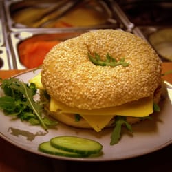 Bagelmann Café - Die Goldgrube: Milder Gouda, pikanter Rucola und knackige Salatgurke. Zusammengeschnürt mit reizvollem Honig-Senf-Dressing.