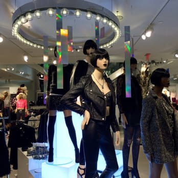 H&M - Visual displays are looking sharp at H&M Waikiki. - Women's Clothing Near Me - Honolulu, Hawaii