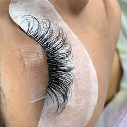 Six Queens Beauty - Wispy lashes (hybrid)