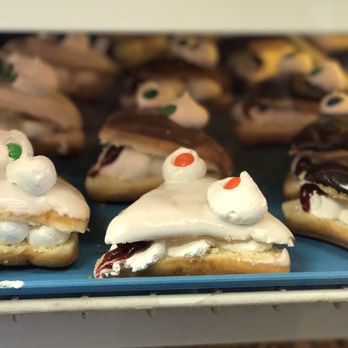 Bakers Dozen - a variety of pastries on display - Bakeries Near Me - Idaho Falls, Idaho Bakers Dozen - a variety of pastries on display - Bakeries Near Me - Idaho Falls, Idaho
