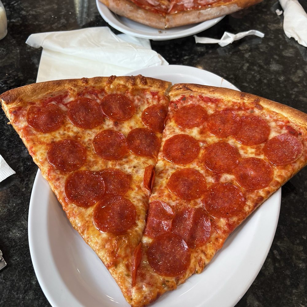 Delicious pizza and the lunch special makes it even better since it comes with two slices and a soda.