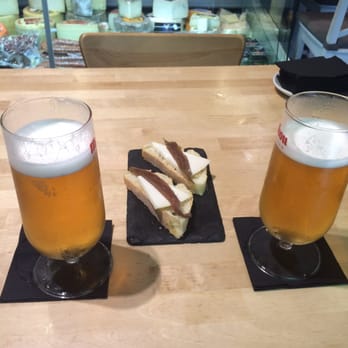 Homenaje - Invitación de la casa, una tapa de queso con anchoa del Cantábrico. - Delicatessen Near Me - València, V