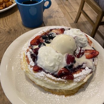Aloha Kitchen - Soufflé pancake, very berry - Breakfast & Brunch Near Me - Honolulu, Hawaii