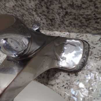 Quality Inn & Suites Lathrop - Water leaking - Hotels Near Me - Lathrop, California