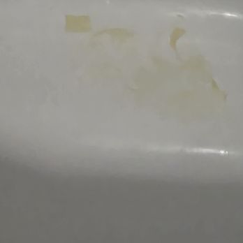 Western Motel - yellow stain in bath tub - Hotels Near Me - Lovell, Wyoming