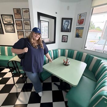 George's 50's Diner - Diners Near Me - Long Beach, California