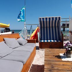 Strandbar Nr.28 - Nebenan die Surfschule.