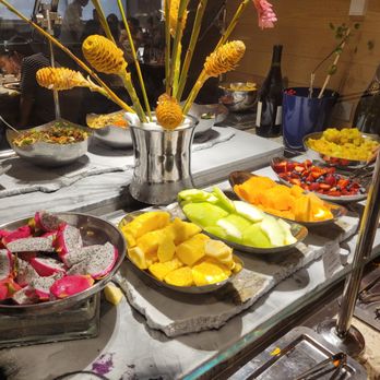 100 Sails Restaurant & Bar - Assortment of fruits - Buffets Near Me - Honolulu, Hawaii
