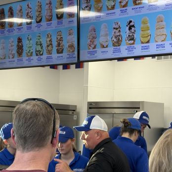 Handel's - Friendly staff hard at work! - Desserts Near Me - Eagle, Idaho