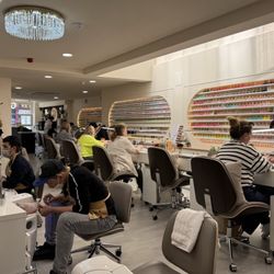 Evanna Beauty Salon - The spa with everyone hard at work in a clean, comfortable environment