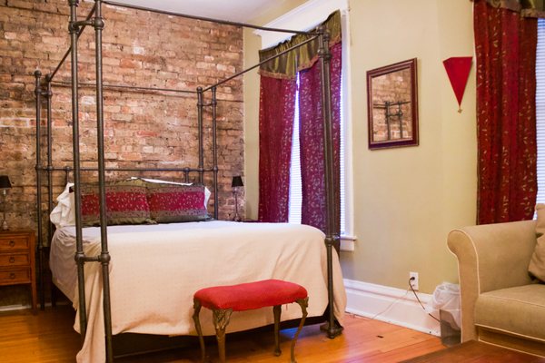 Old Chicago Inn featuring Room 13 by null
