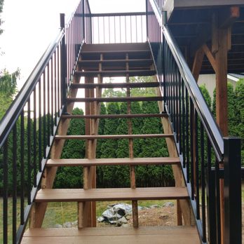 Stonewood Construction Services - the steps leading up to the deck - Siding Near Me - Monroe, Washington