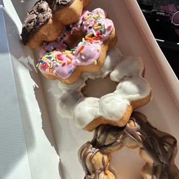 Mochi Donut House - Chocolate sprinkle, pink sprinkle, passion fruit and maple chocolate - Donuts Near Me - Central Point, Oregon Mochi Donut House - Chocolate sprinkle, pink sprinkle, passion fruit and maple chocolate - Donuts Near Me - Central Point, Oregon