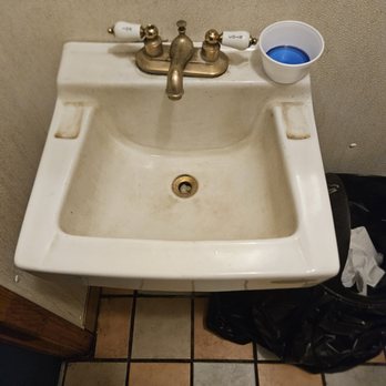 Georgia Smokehouse - Dirty sink in men's room - Barbeque Near Me - Nashville, Georgia Georgia Smokehouse - Dirty sink in men's room - Barbeque Near Me - Nashville, Georgia