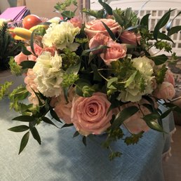 This is what I received lots of gaps and extremely messy. The owner thinks of this as a "Kardashian" arrangement.