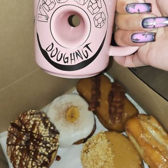 Voodoo Doughnut - Bacon Maple Bar Banana Cream Pie Pink Mug Homer Plain Cake - Donuts Near Me - Milwaukie, Oregon Voodoo Doughnut - Bacon Maple Bar Banana Cream Pie Pink Mug Homer Plain Cake - Donuts Near Me - Milwaukie, Oregon
