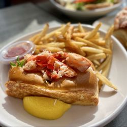 The Lobster Bar - Capn Daves Hot Lobster roll
