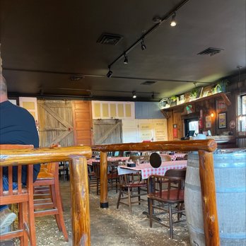 Double Barrel BBQ - Seating area - Barbeque Near Me - Sedro Woolley, Washington